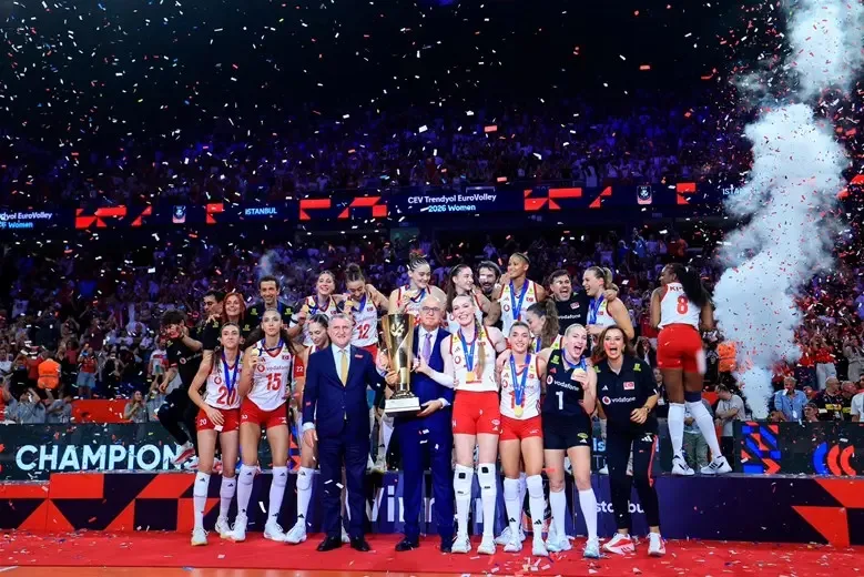 Bakan Bak Avrupa Şampiyonu Filenin Sultanları’nı kutladı