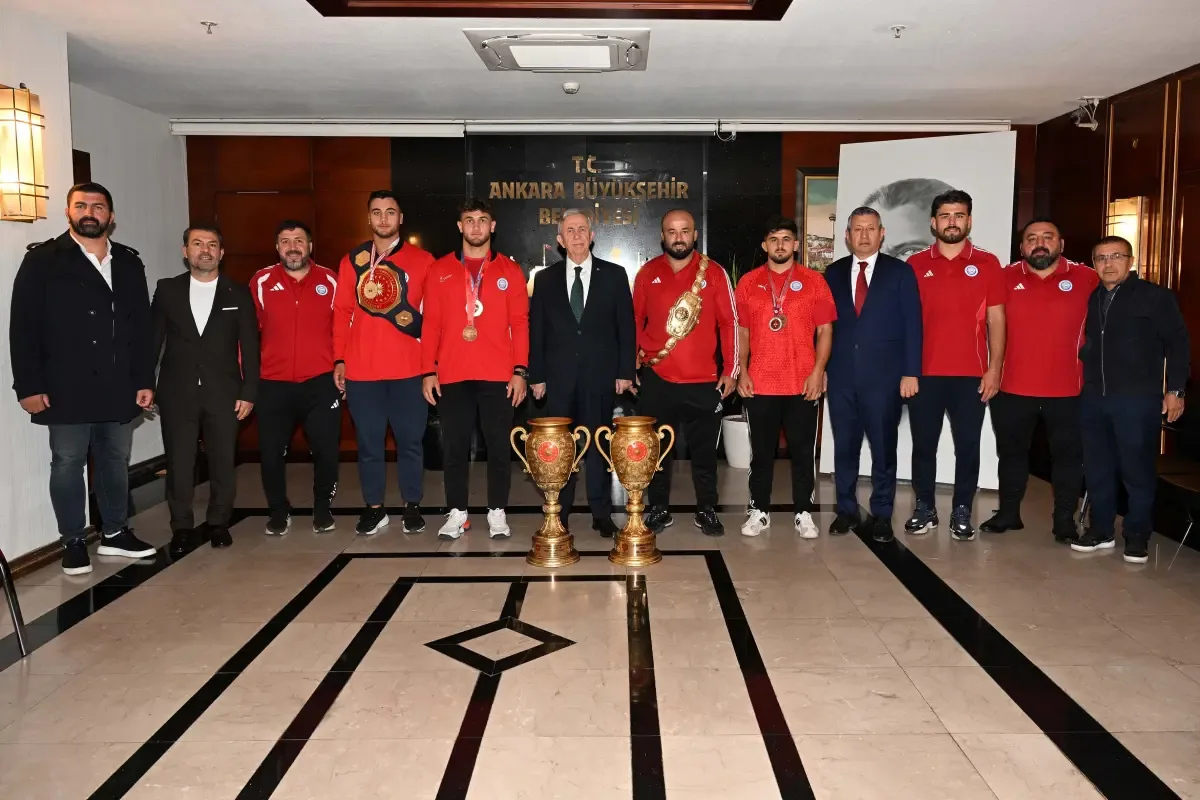 Mansur Yavaş ASKİ sporlu güreşçileri ağırladı