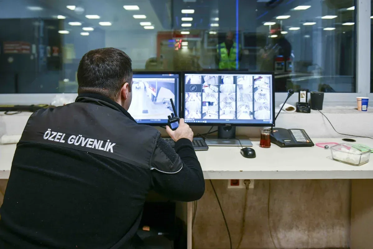 Ankara'da yürüyen merdivenlere müdahale kamerada