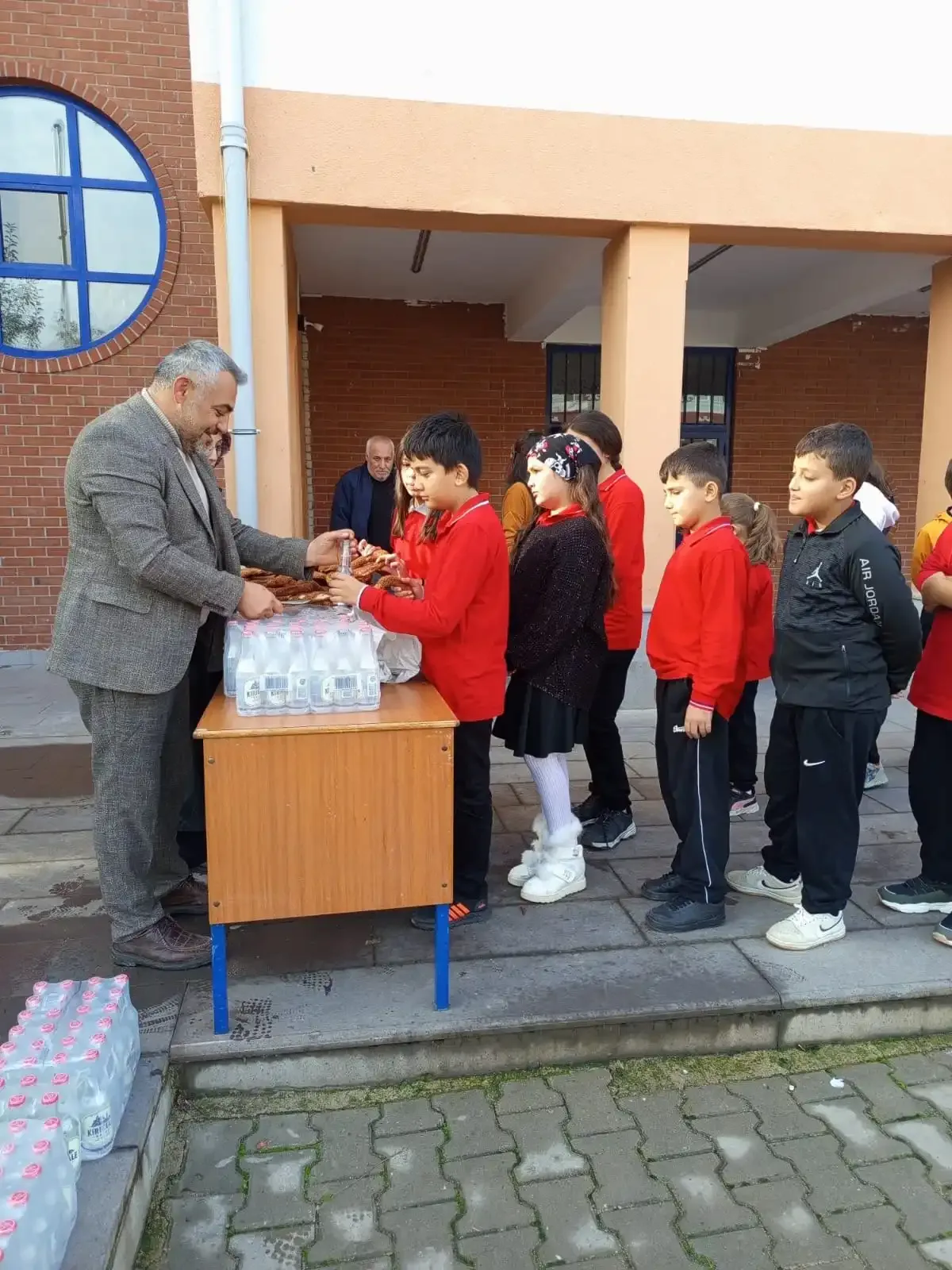 Muhtar Yağlı öğrencilerin mutluluğuna ortak oldu